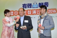  吳克儉局長於活動上分享自己在學時期最喜愛的書籍《未來的衝擊》。
