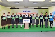  吳克儉局長與香港電台數碼台台長區麗雅與十位入圍同學合照。