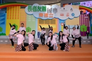 一群長者及年輕人合力表演流行韓語音樂舞蹈，展現長幼共融精神。