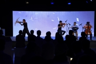音樂組合「The Interzone Collective」在彎刀表演配合下，以Handpan、小提琴及大提琴演奏為頒獎禮揭開序幕。