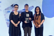 形象顧問劉天蘭（左一）頒獎予獲獎書籍《莊梅岩劇本集》作者代表林尚德（左二）及天地圖書有限公司副經理陳儉雯（右一）。