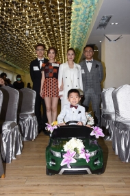 劇中主角（左起）張敬軒、Twins及DJ司勳在「花仔」帶領下進入結婚禮堂，場面溫馨浪漫。