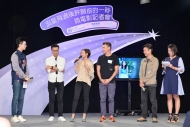 導演兼演員梁榮忠（右二）表示，感激張惠雅（左三）一口答應為演活角色，在銀幕前剪去秀髮。