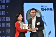 香港出版總會會長李家駒博士（右）頒獎予兒童少年讀物類別之得獎作品《獅子與鳥》，並由出版社副總經理吳芷琴（左）領獎。