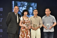 資深傳媒人岑建勳（左一）頒獎予《霞哥傳奇：跨洋電影與女性先鋒》的編著魏時煜（左二）、羅卡（右二）及編輯鄭傳鍏（右一）。