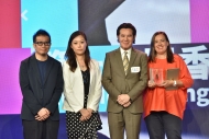 甘国亮（右二）感恩能颁奖予已离世好友何藩的作品《念香港人的旧》。出版人王凯思（左二）、总编辑Sarah Greene（右一）及艺术总监蔡楚坚（左一）代表领奖。