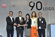 Local designer Jason KWAN (2nd left) received the award from Chairman of Hong Kong Design Centre Prof. Eric YIM (1st left) and Acting Deputy Director of Broadcasting (Programmes) Kirindi CHAN (middle), then singer Joey YUNG, renowned designer Alan CHAN 