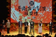 风车草剧团团队从香港戏剧协会会长冯禄德及署理副广播处长（节目）陈敏娟手上接过「最佳制作」奖座，制作团队表示《新闻小花的告白》一剧题材敏感，获奖别具意义。