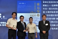 广播处长梁家荣（右一）颁奖予《东方堡垒：香港军事史（1840-1970）》作者邝智文（右二）、蔡耀伦（左二）及中华书局副总编辑黎耀强（左一）。