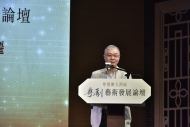 香港八和会馆副主席阮兆辉跟台下观众探讨粤剧行业生态之变迁。