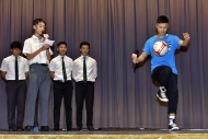 陈健安与足球队的学生代表分工合作，一边控球一边声演书目，「声」「画」并茂。