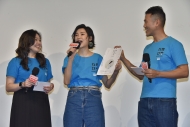 乐坛新人陈蕾与学生分享喜爱的书目。