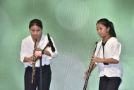 年纪轻轻的2S在台上表演双簧管及英国管二重奏。 