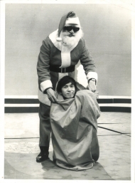 Uncle Ray擅于扮演圣诞老人，1968年在「爱心圣诞大行动」筹款活动中为大家送上的礼物是大众情人Joe Junior。