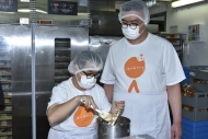 社企烘焙工房聘用的大部分烘焙师傅为残障人士，他们用心向欣宜示范曲奇制作过程。