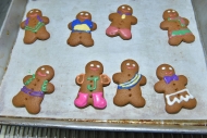 欣宜希望将色彩缤纷的自家制姜饼人送给乾儿子，让他欢度首个圣诞节。