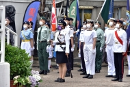12个青少年制服团体精神奕奕参与「『世纪长征』五四升旗礼」及进行步操。