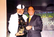 In 1997, Uncle Ray received “The Life-Time Achievement in Broadcasting Award” from the hands of famous international singer Paul ANKA.