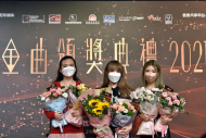 JW王灝兒(中)、譚嘉儀(右)及蕭凱恩(左)，分別獲得「香港金曲最佳劇集歌曲獎」金、銀、銅獎。