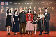 眾人再次祝賀得獎歌手。 (左起) 程潔瑩、鄺思燕、李慶華、蕭凱恩、JW王灝兒、譚嘉儀、張仲恒