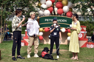 顧定軒（Zeno）現場與香港導盲犬服務中心的義工 Ivy及導盲犬Doll 進行互動。