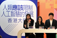 香港大學的陳安晴同學（左一）以出色的辯才獲得「總決賽優秀辯手」及「年度最佳辯手」。