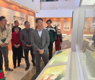 云南卫视频道总监朵翔(左四)陪同张国财参观云南广播博物馆。